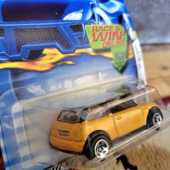 Hot Wheels - 2001 Mini Cooper Toy Car - Picture 2 of 4